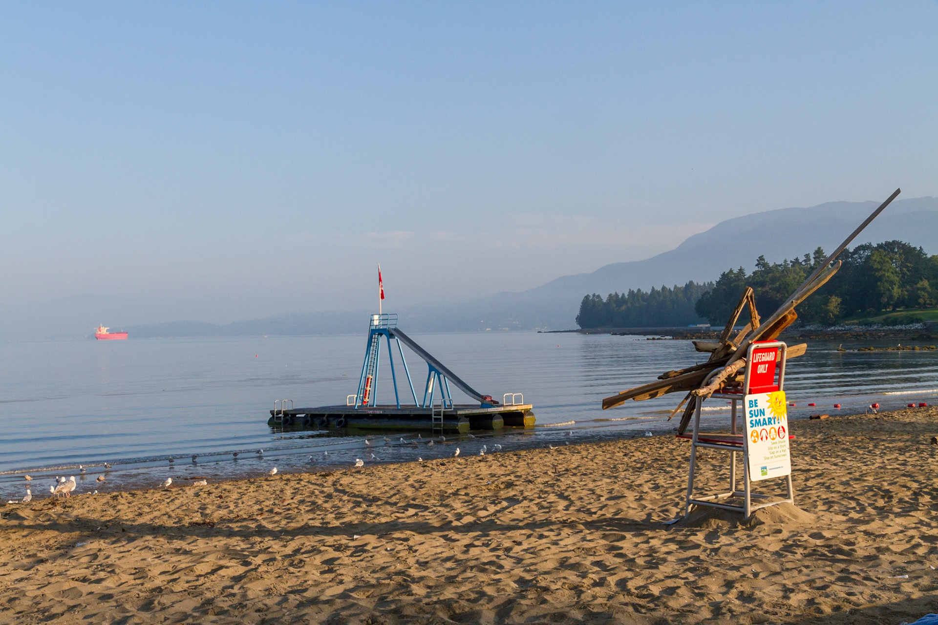 's Morgens vroeg op het strand van Eglish Beach, Vancouver