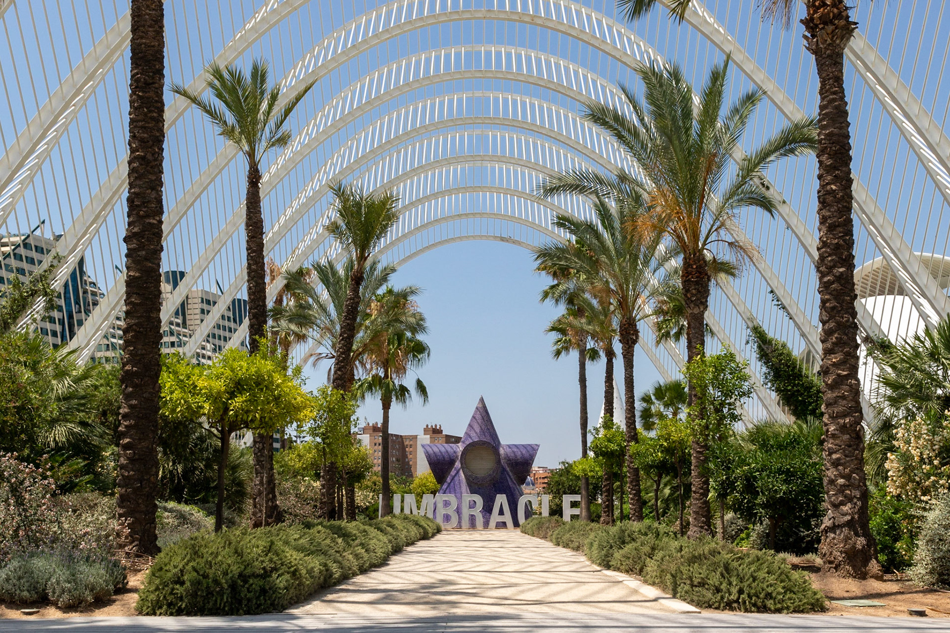 De Umbracle (2000) is een langgerekte en grote exotische tuin