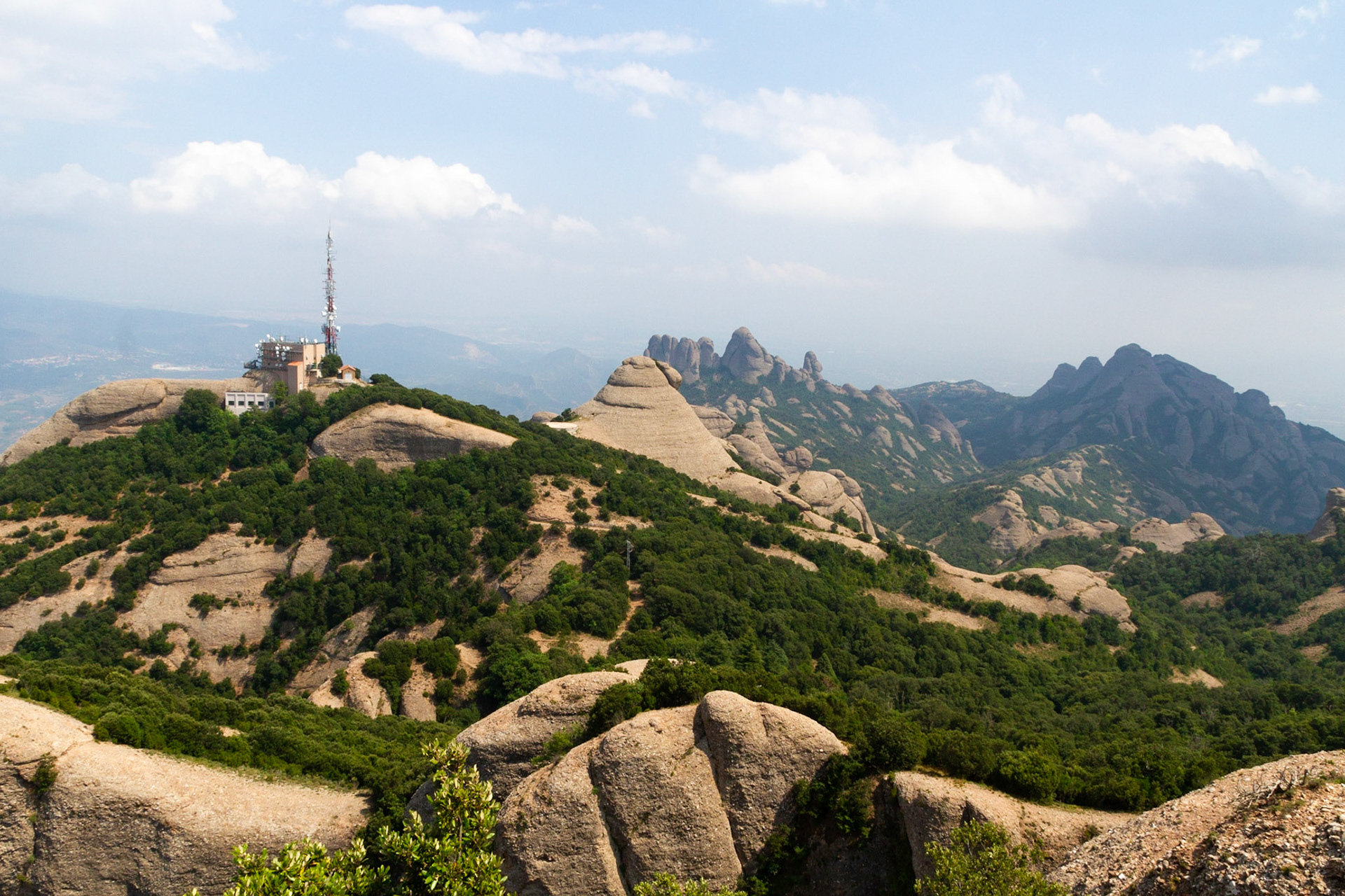 Wandelen in de bergen boven het klooster van Montserrat