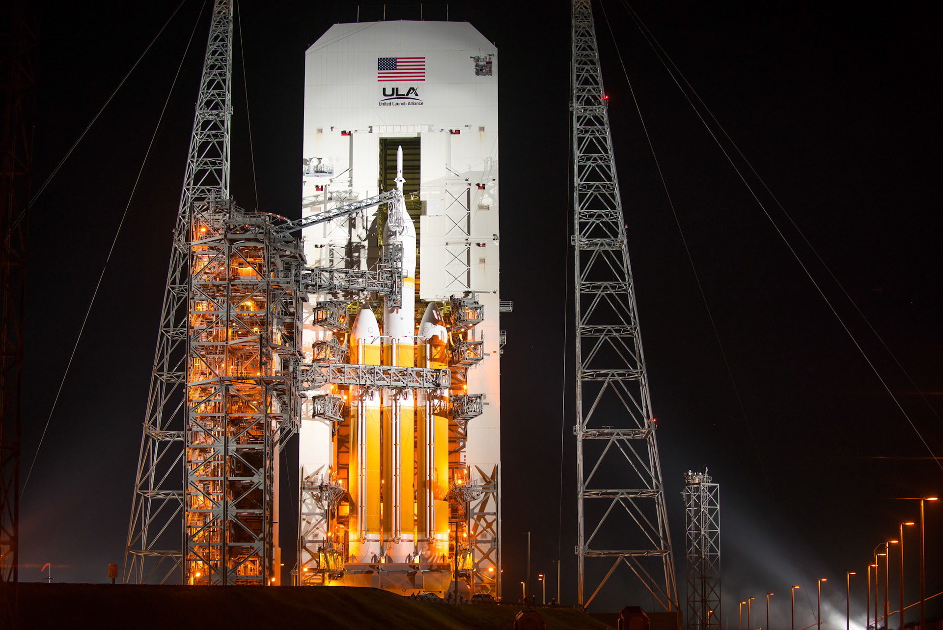 DELTA IV-Heavy | ORION EFT-1 Service Structure Roll Back