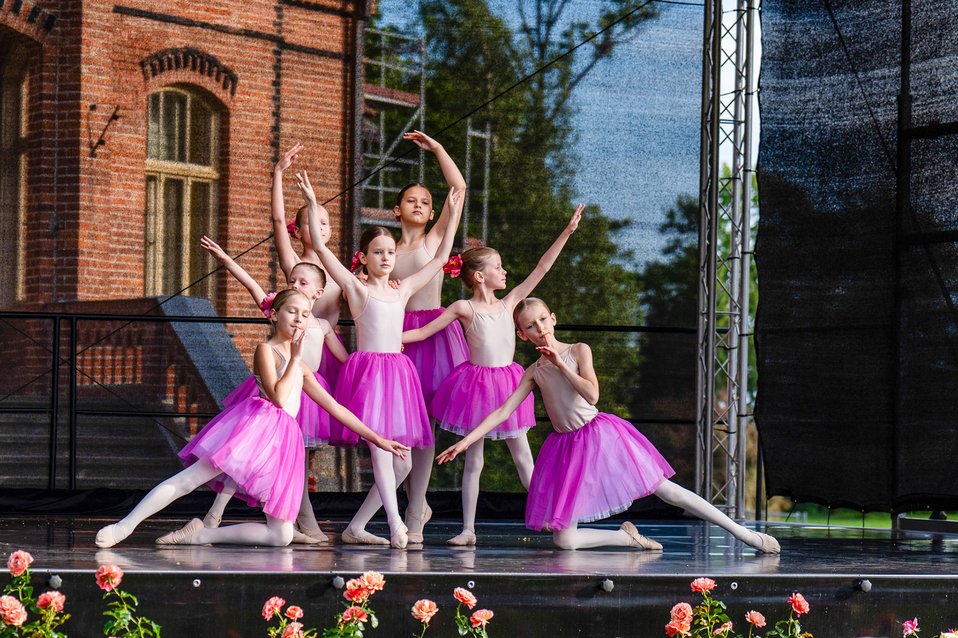 Starptautiskais baleta kamerfestivāls „Kurzemes klasika” Jaunmoku pils dārzā ar baleta mākslinieku priekšnesumiem