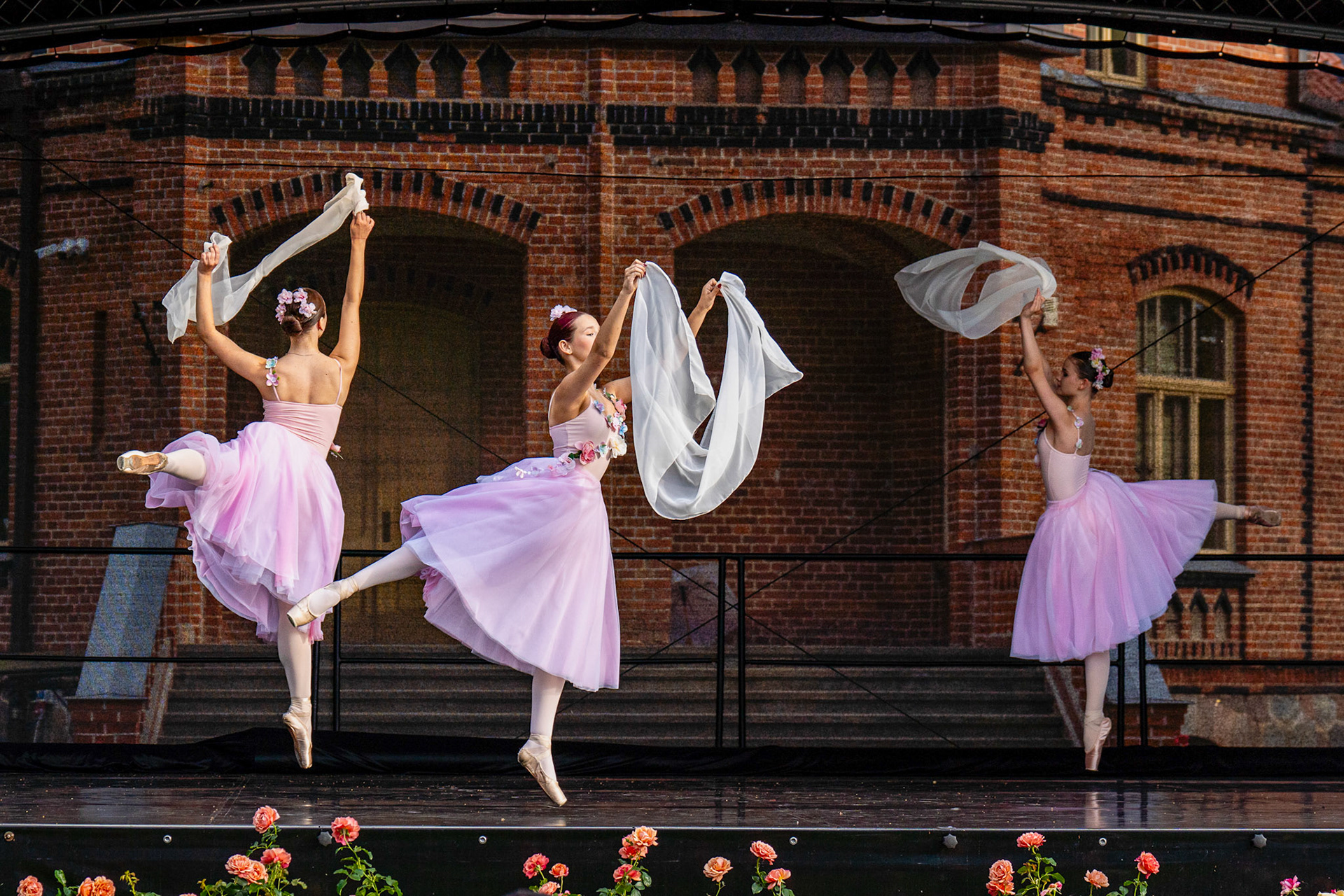 Starptautiskais baleta kamerfestivāls „Kurzemes klasika” Jaunmoku pils dārzā ar baleta mākslinieku priekšnesumiem