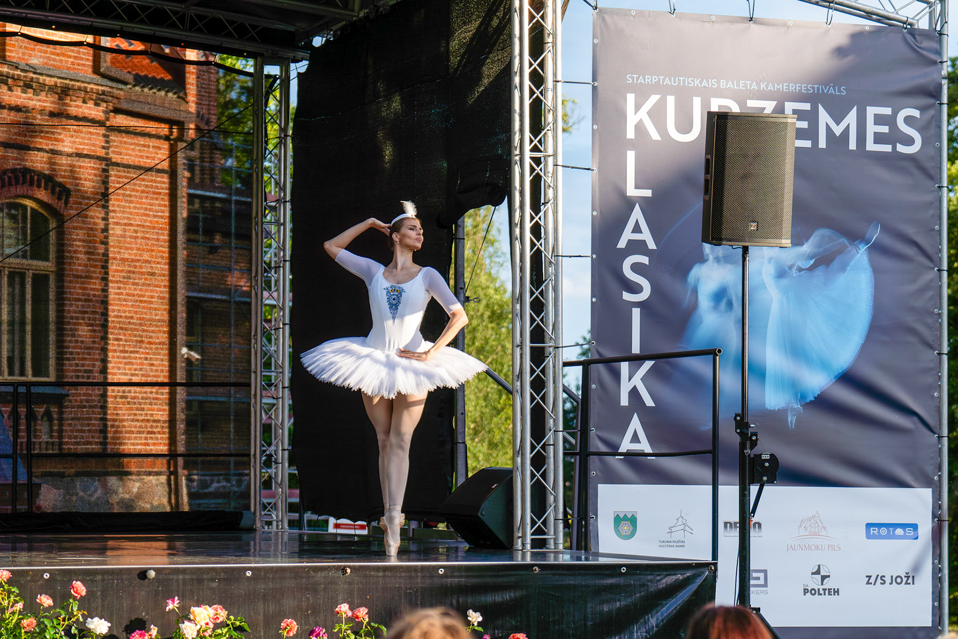 Starptautiskais baleta kamerfestivāls „Kurzemes klasika” Jaunmoku pils dārzā ar baleta mākslinieku priekšnesumiem