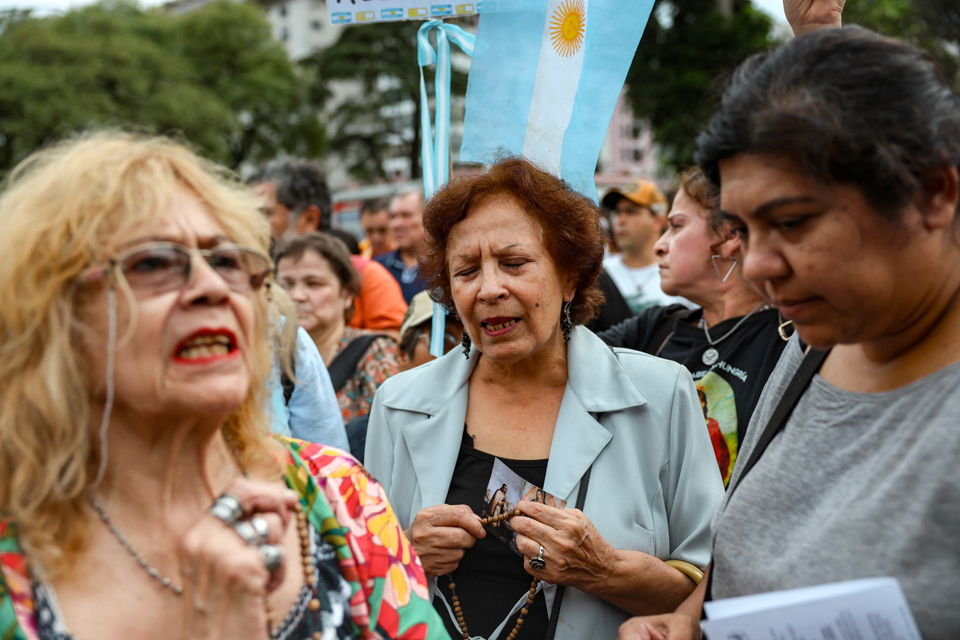 Women pray for the health of Pope Francis in the weeks leading up to his death | Buenos Aires, 2025.