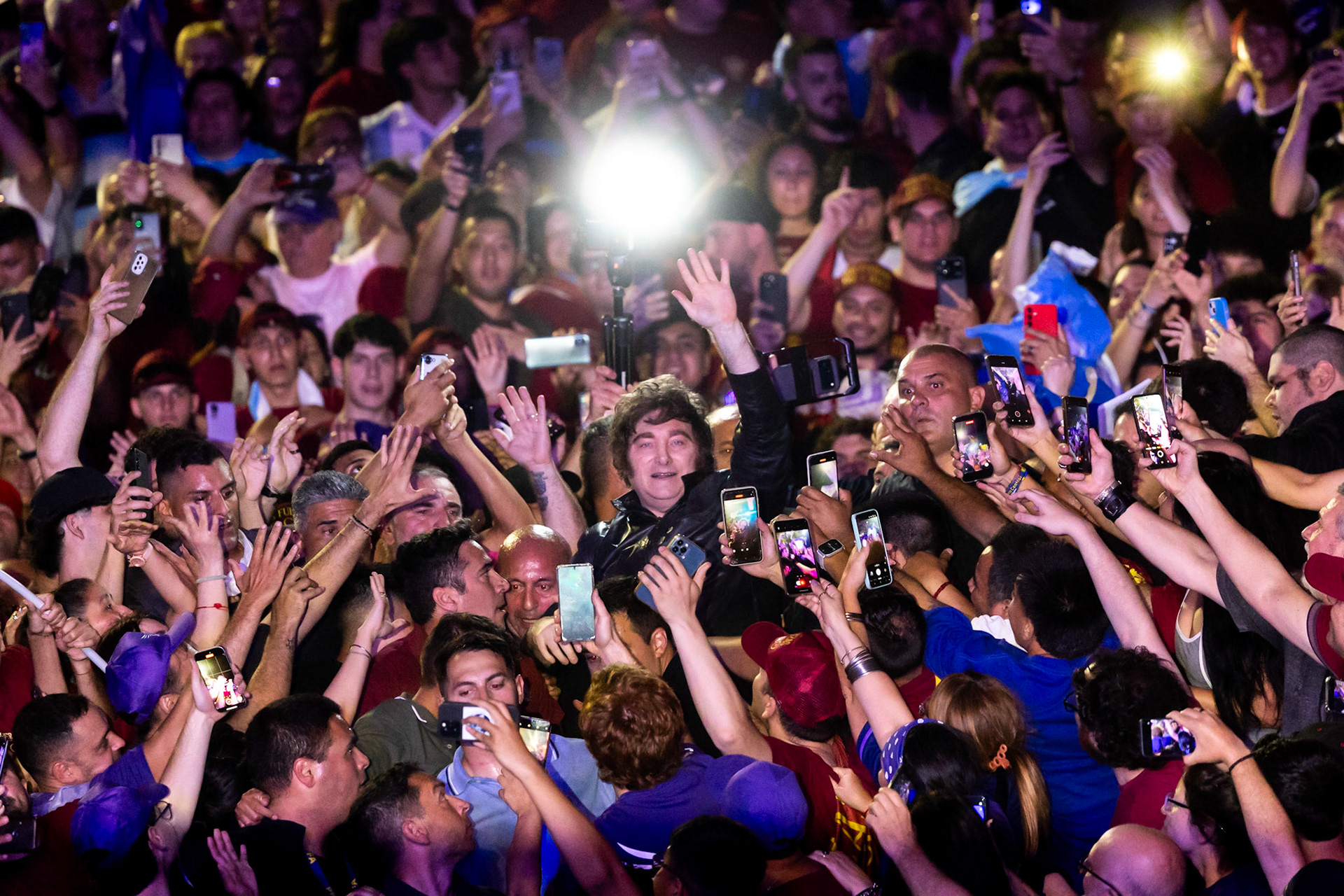 Argentine President Javier Milei enters a campaign event through a crowd of supporters | Rosario, 2025.