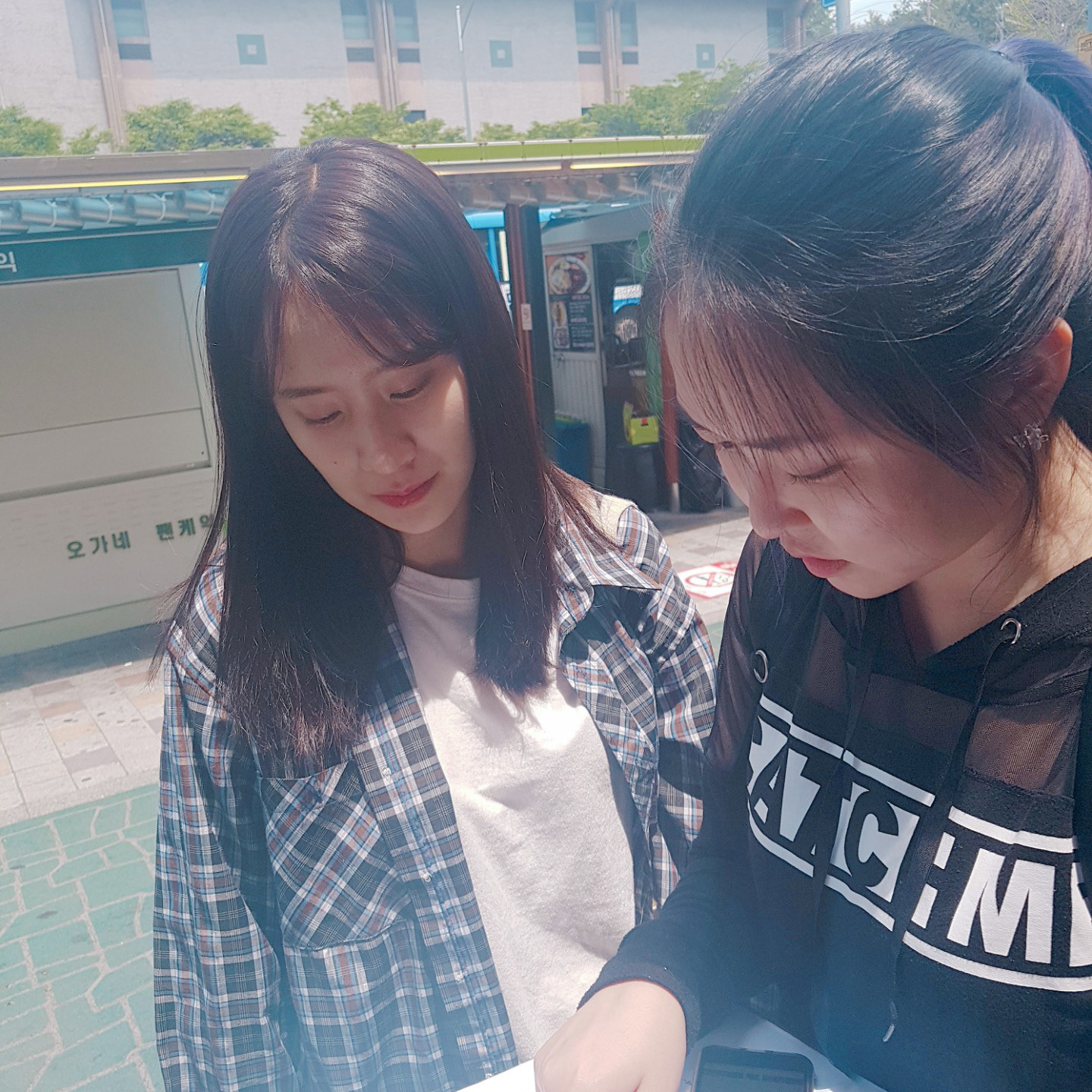 Main actress and DaSol(a script supervisor)
