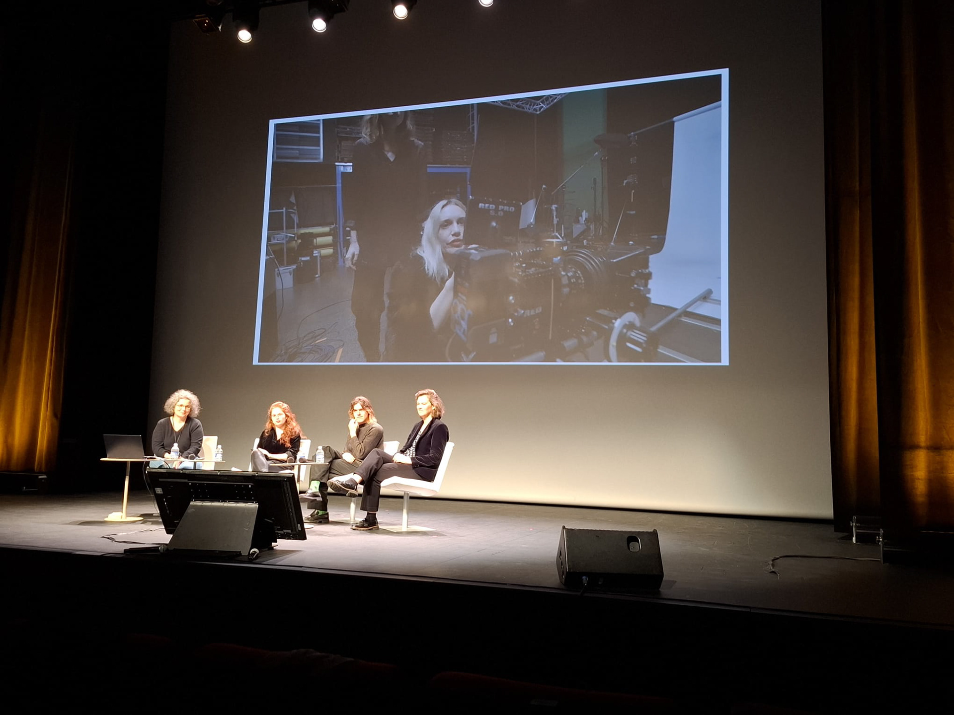Je n'AI jamais rencontré quelqu'un comme toi. sur l'écran: Danielle Kertesz and Naama Preis. Table ronde avec : Isabelle Gaudefroy, directrice du Fresnoy – Studio national, Ella Altman, réalisatrice et performeuse, et Harold Lechien, artiste  Modération : Julie Guillaumot, cheffe du service Vidéo, BnF