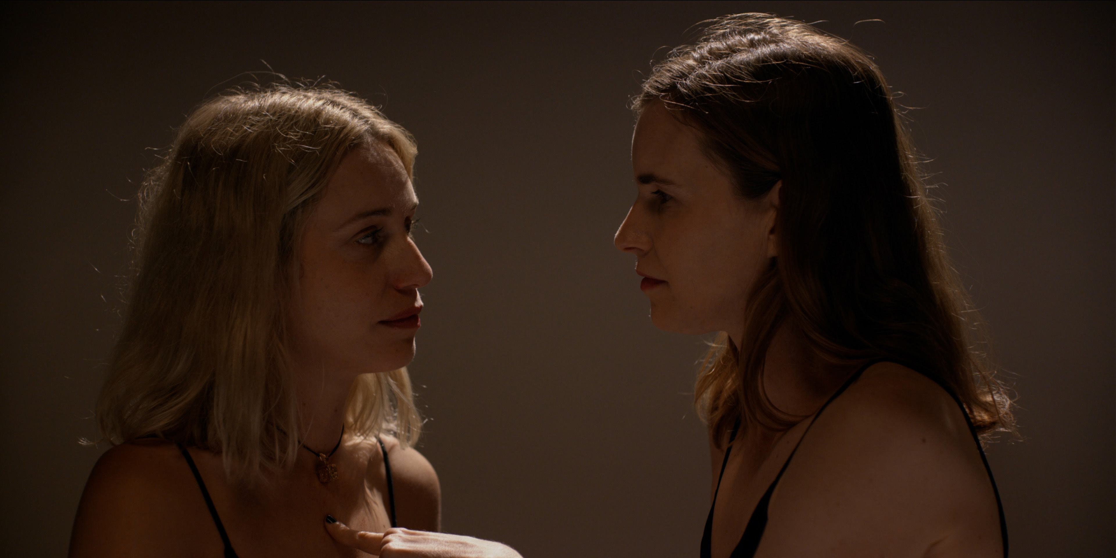 Je n'AI jamais rencontré quelqu'un comme toi. Daniella Kertesz and Naama Preis. Un film de Ella ALTMAN. DOP: Pierre Nativel. Production Le Fresnoy - Studio National des Arts Contemporains. 