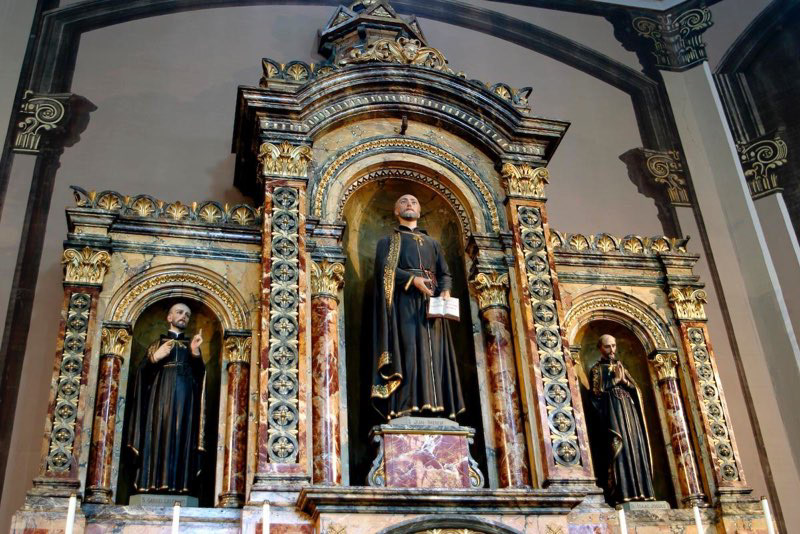 Autel des saints Martyrs canadiens de l’église du Gesù de Montréal; on y voit au centre Jean de Brébeuf, à gauche, Gabriel Lalemant et à droite Isaac Jogues