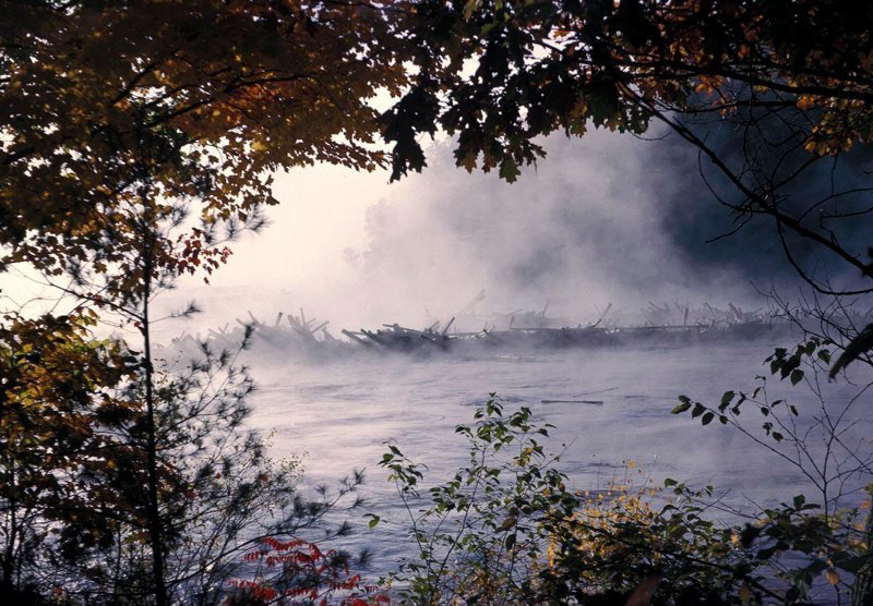 Rideau d’automne – Traditionnellement, le bois coupé en forêt était jeté dans les rivières puis récupéré en aval près des usines de transformation. Parfois, les billes de bois créaient des embâcles.