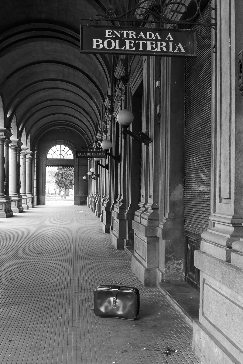 Promenade extérieure de la gare General Artigas et présence de la valise qui représente notre voyage. Cette valise signifiait à la fois le voyage des concepteurs de Singulier Pluriel à Montevideo et celui du personnage appelé Claire.