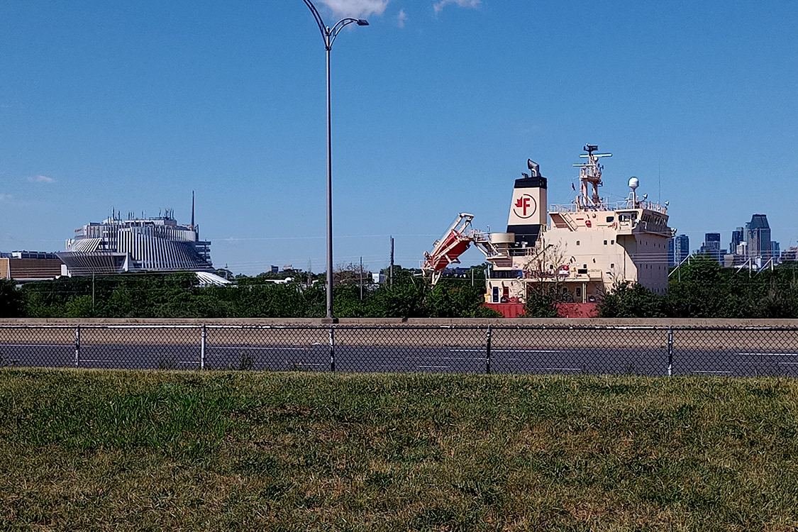 (4) Voie rapide, cargo dans le chenal, le casino à gauche, le centre-ville de Montréal, au loin, à droite