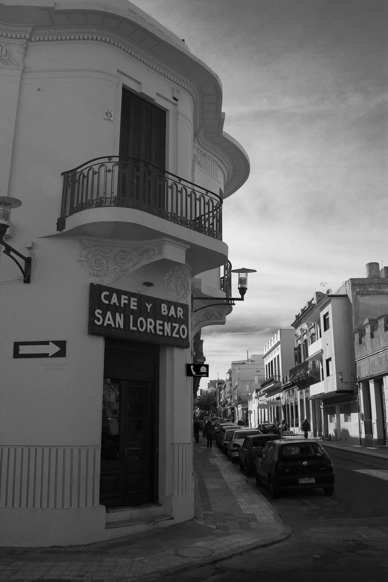 Le café San Lorenzo dans une rue de Montevideo.