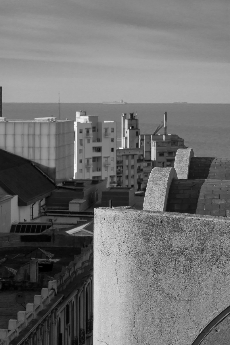 Des immeubles et la mer à Montevideo.