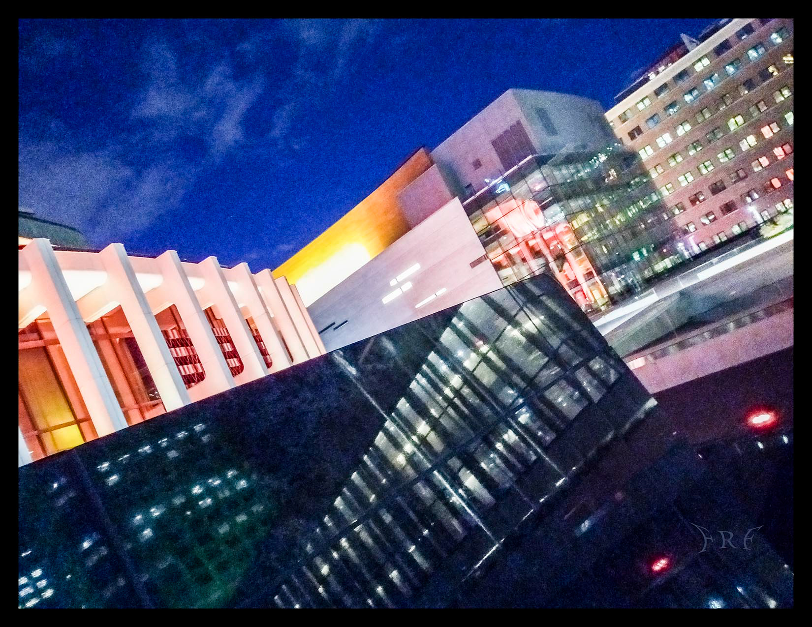 13 Montréal – Place des Arts la nuit
