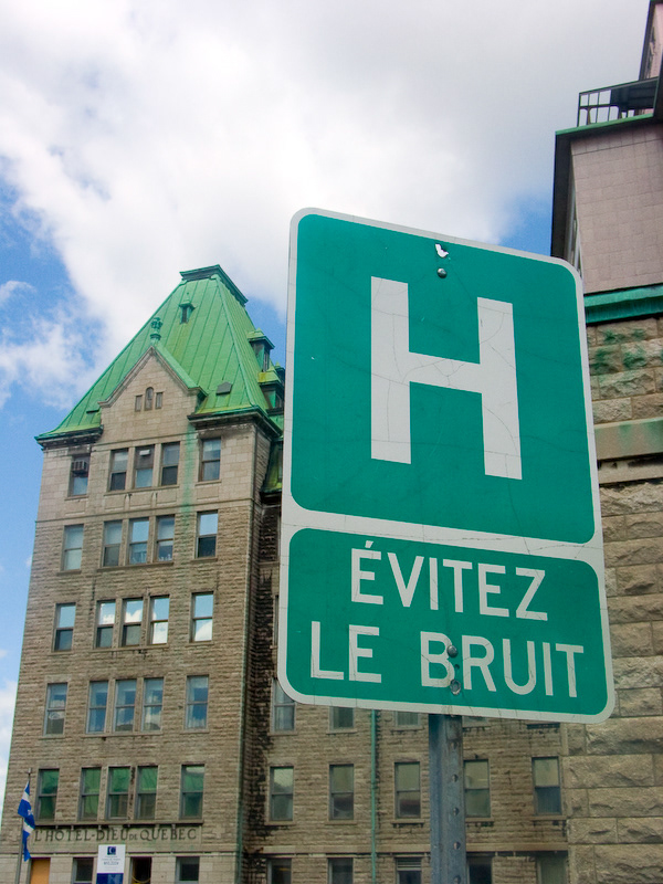 Le Vieux-Québec, devant l’Hôtel-Dieu (SR)