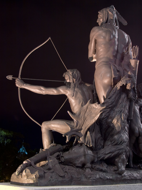Devant le Parlement de Québec, sculpture « La halte dans la forêt » de Louis-Philippe Hébert (FRF)