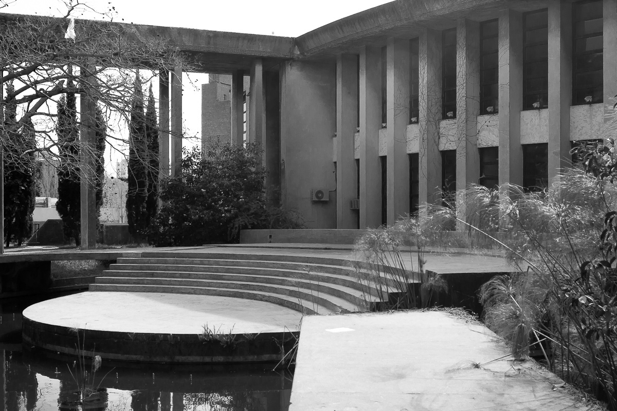 L'amphithéâtre extérieur de la faculté d'architecture et son péristvle.