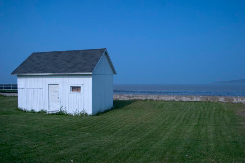 Kamouraska – Une étable entre la route et le fleuve Saint-Laurent, à Kamouraska.
