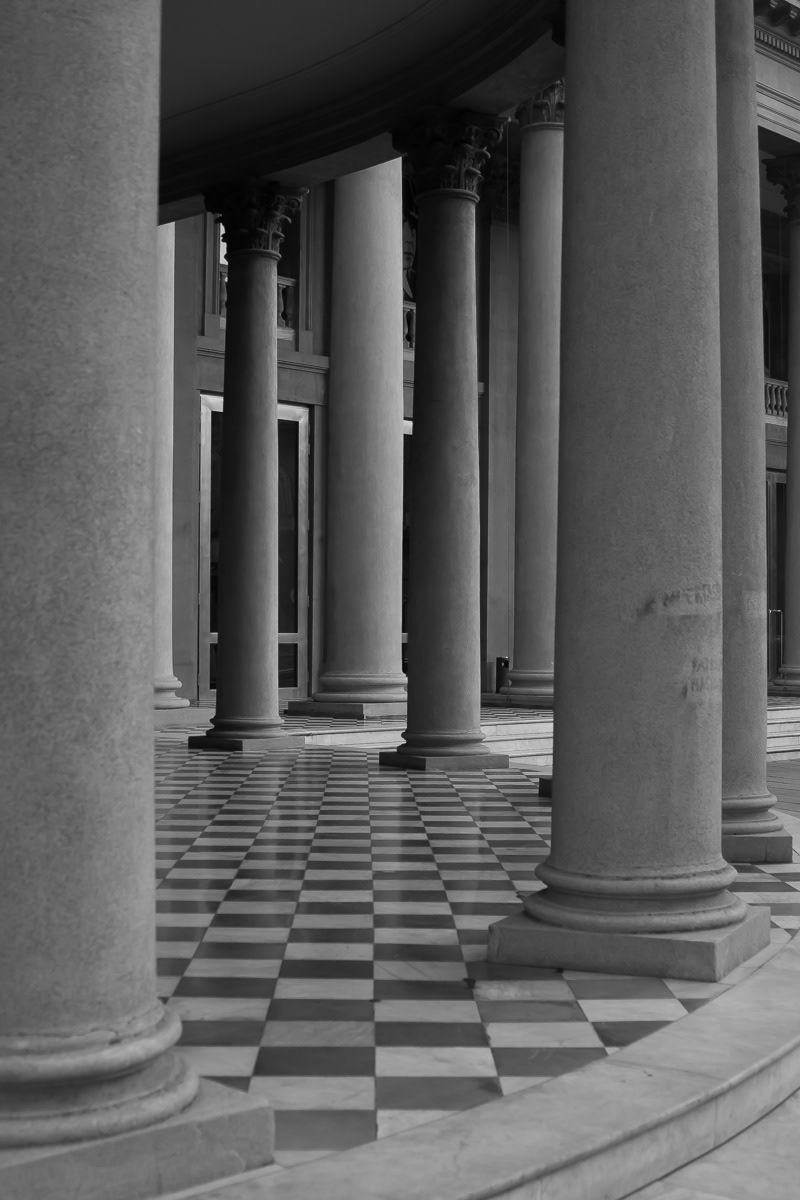Colonnade révélant une partie de l'entrée extérieure du Teatro Solis à Montevideo.