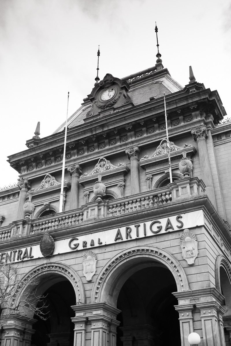 Gare General Artigas de Montevideo. Cette gare n'est plus en fonction depuis l'époque de la dictature et l'horloge s'est arrêtée à 5 heures.