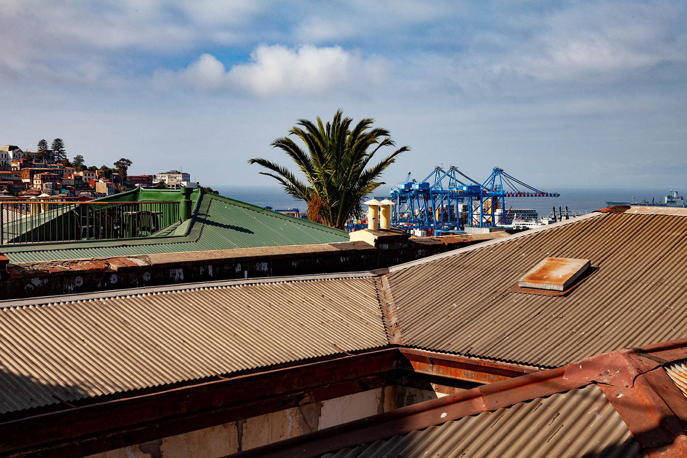 Des toits enchevêtrés ouvrant sur le port.