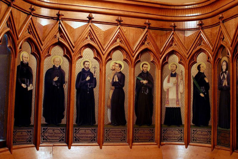Niches néogothiques encadrant les représentations des saints canadiens dont les huit Martyrs. À l’extrême droite il y a la représentation de M, Bourgeois (1620-1700) fondatrice de la Congrégation Notre-Dame (Cathédrale Saint Patrick, Montréal)