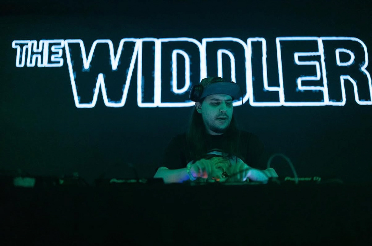 The Widdler performing a set