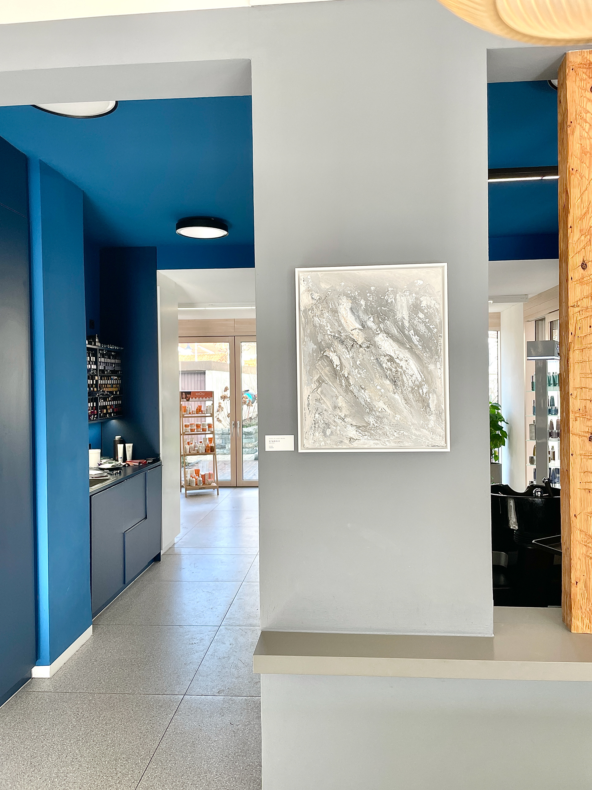 Abstraktes Kunstwerk „Sparkle“ mit schimmernden Akzenten und lebendigen Details von Carolin Vogelmann