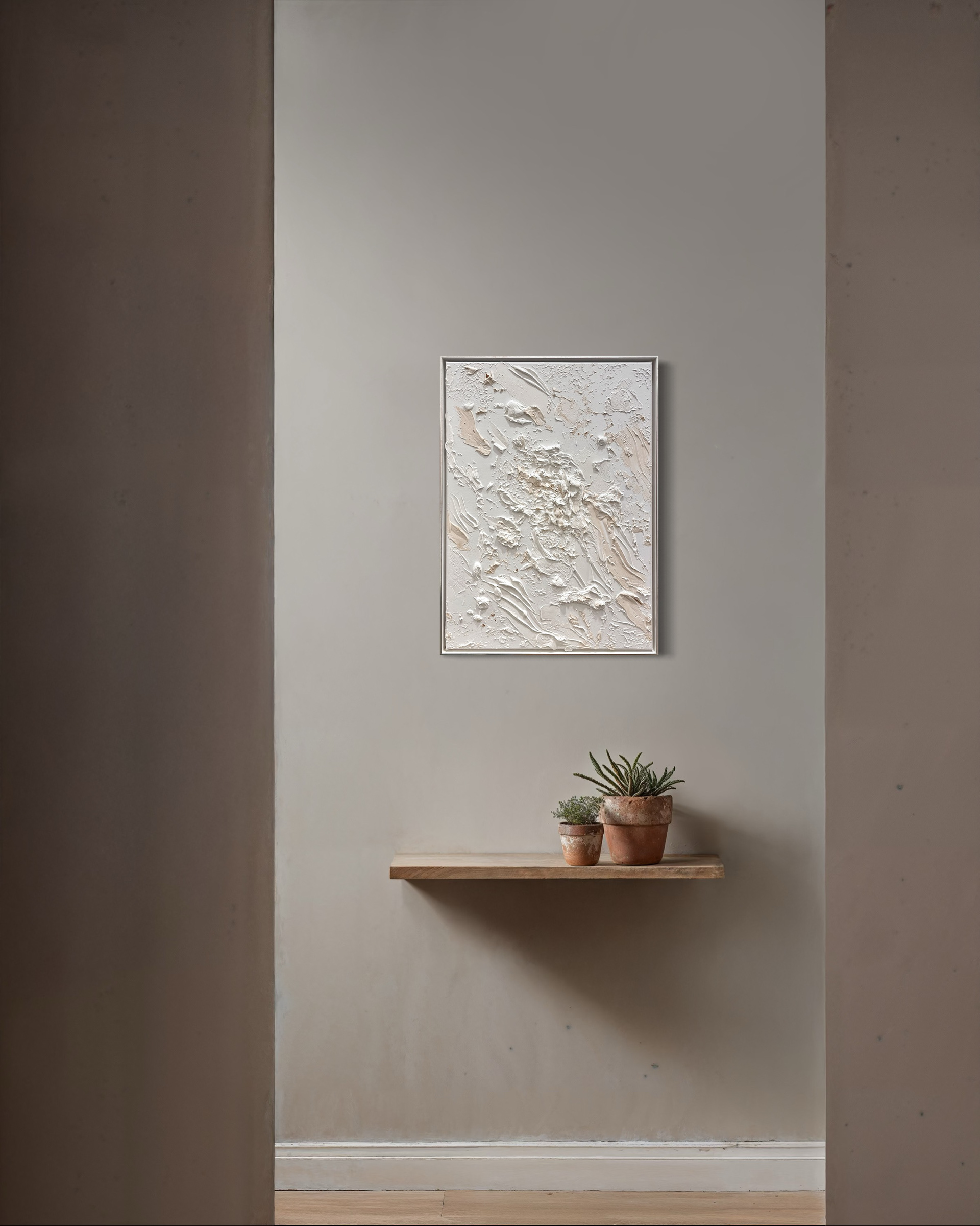 Abstraktes Gemälde „Powerful“ mit creme farbigen Details, tiefen Strukturen und starker Ausstrahlung im Interior, moderne Kunst von Carolin Vogelmann