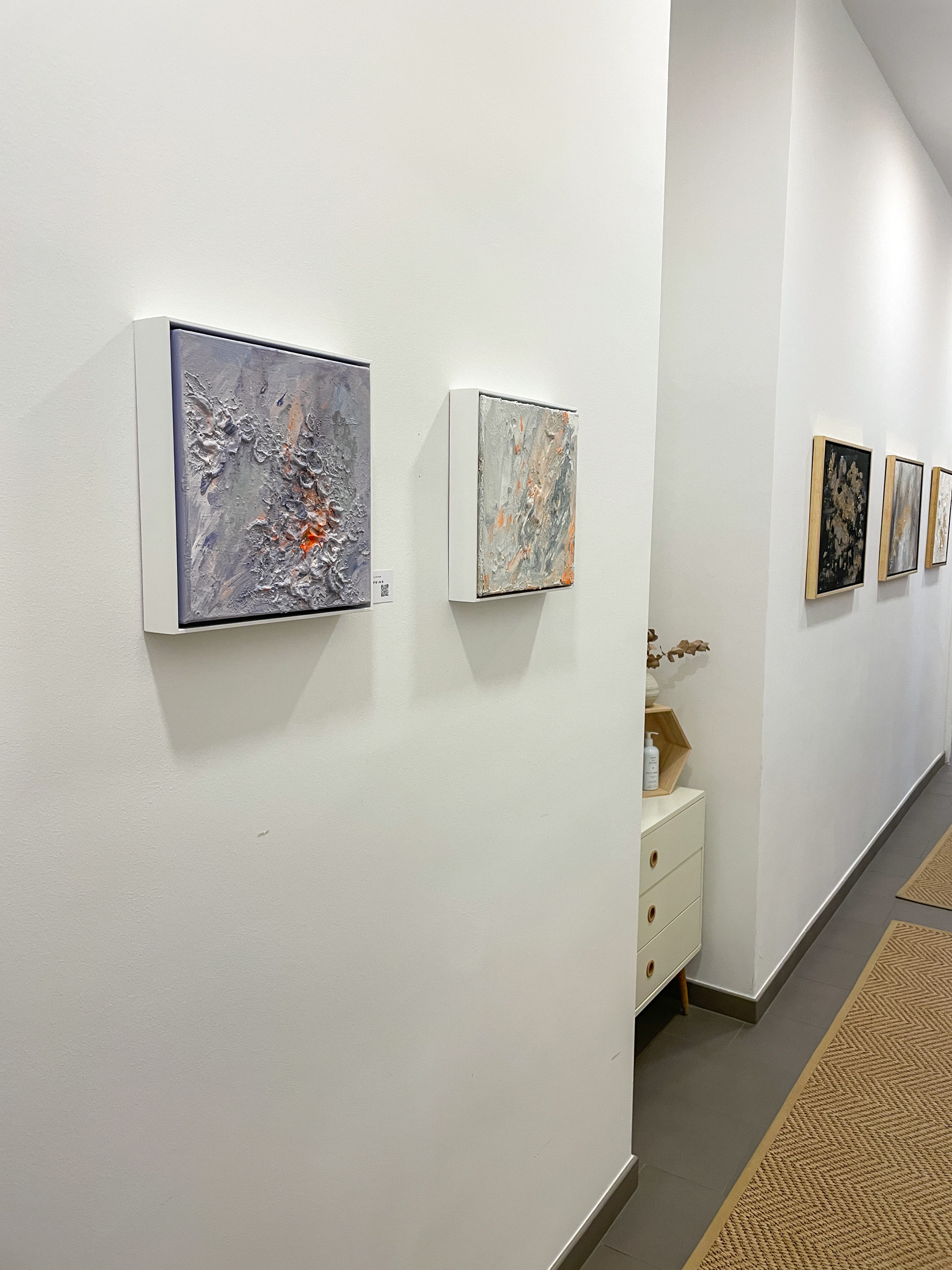 Farbenreiche abstrakte Kunst „Lilac Spring“, inspirierte Frühlingsserie mit floralen Tönen von Carolin Vogelmann