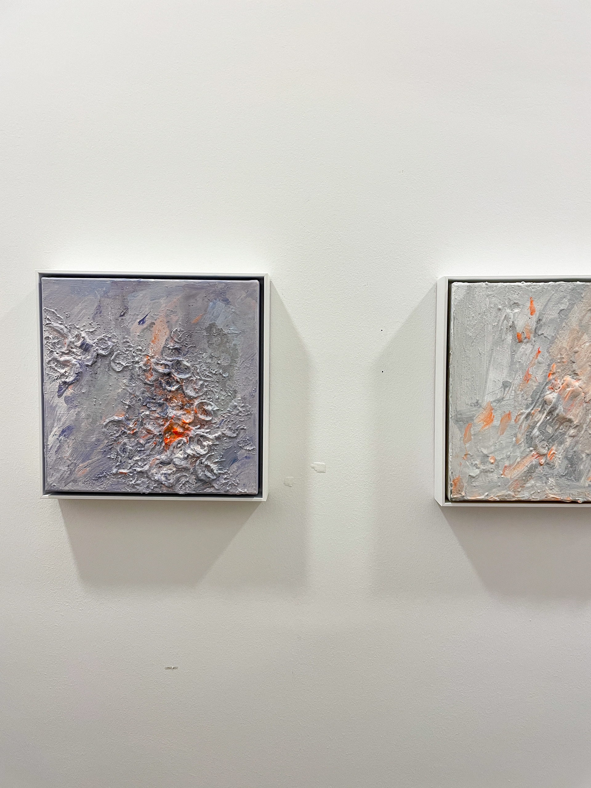 Farbenreiche abstrakte Kunst „Lilac Spring“, inspirierte Frühlingsserie mit floralen Tönen von Carolin Vogelmann