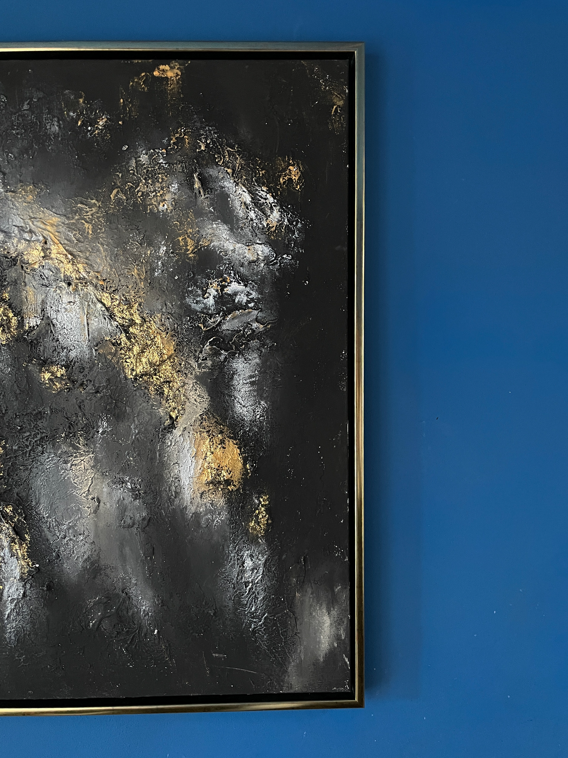Abstraktes Gemälde „Universe“ in Schwarz und Gold, moderne abstrakte Kunst von Carolin Vogelmann als stilvolles Interior Artwork