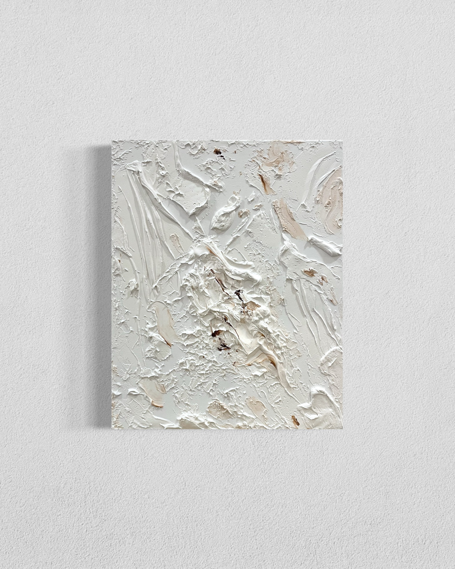 Abstraktes Gemälde „Powerful“ mit braunen Details, tiefen Strukturen und starker Ausstrahlung, moderne Kunst von Carolin Vogelmann