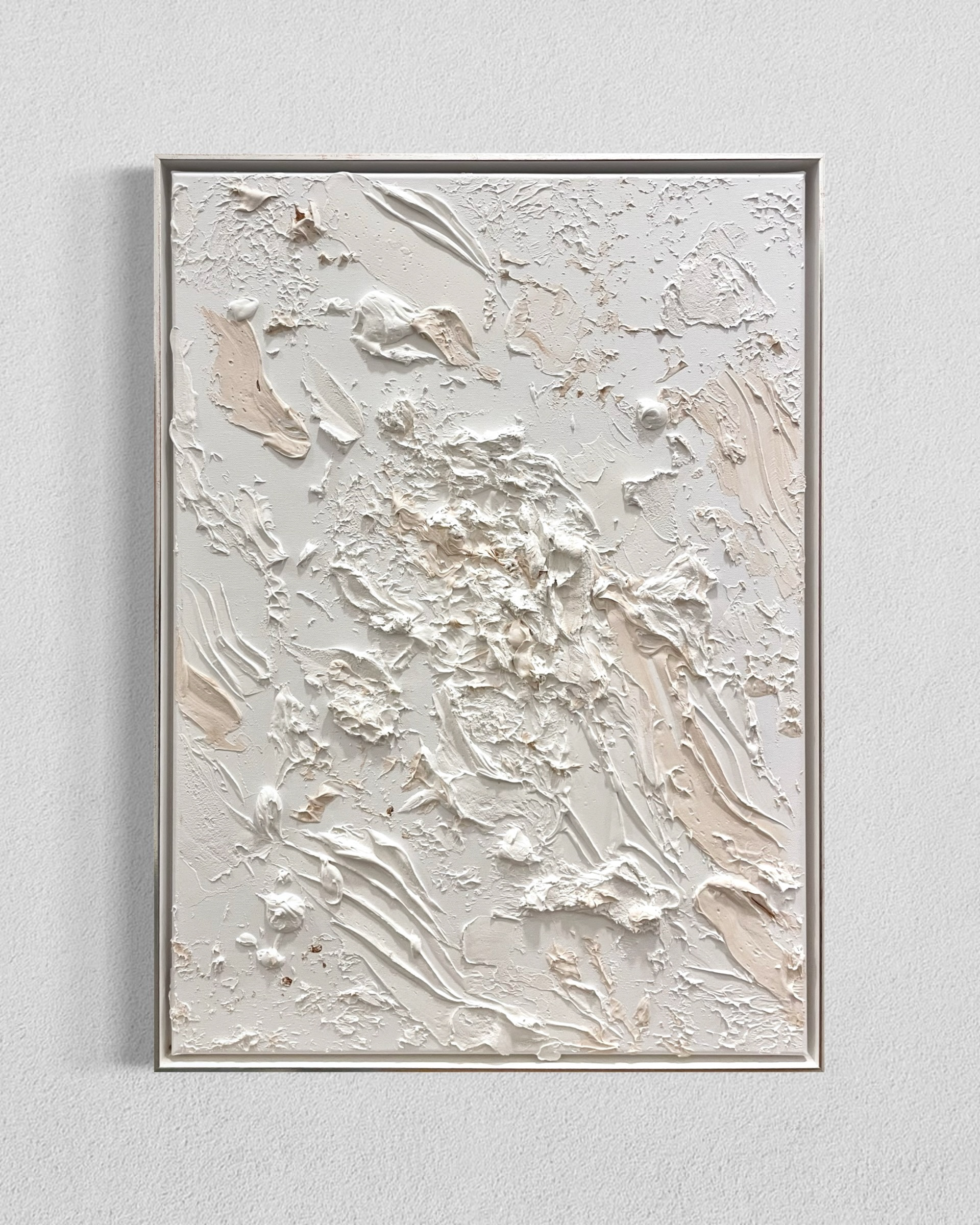 Nahaufnahme des abstrakten Gemäldes „Powerful“ mit creme farbigen Details, tiefen Strukturen und starker Ausstrahlung, moderne Kunst von Carolin Vogelmann