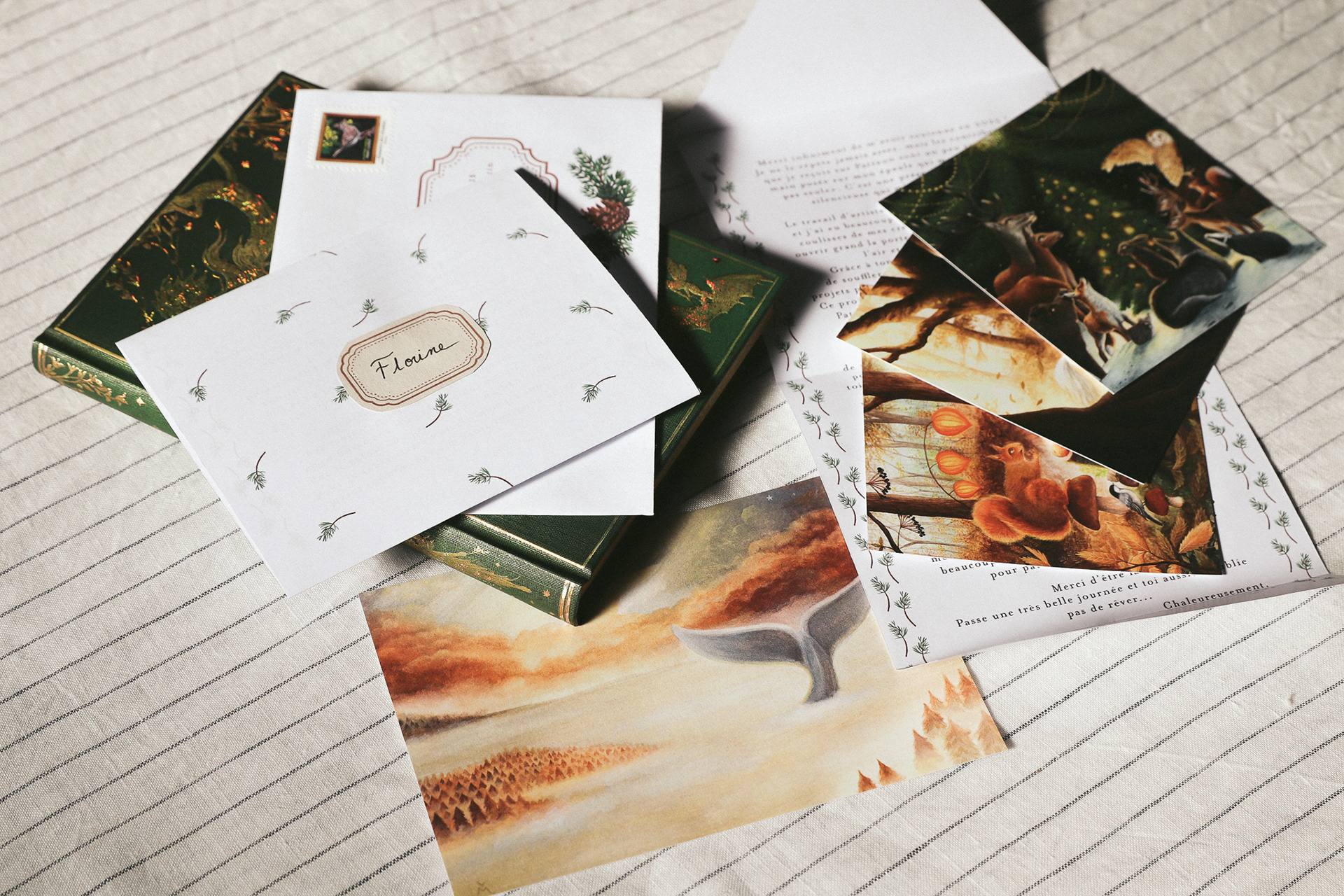 lettre contenbant des cartes de voeux illustrées, de petites illustrations pour les contributeurs Patreon de Léa Mrdjenovic.