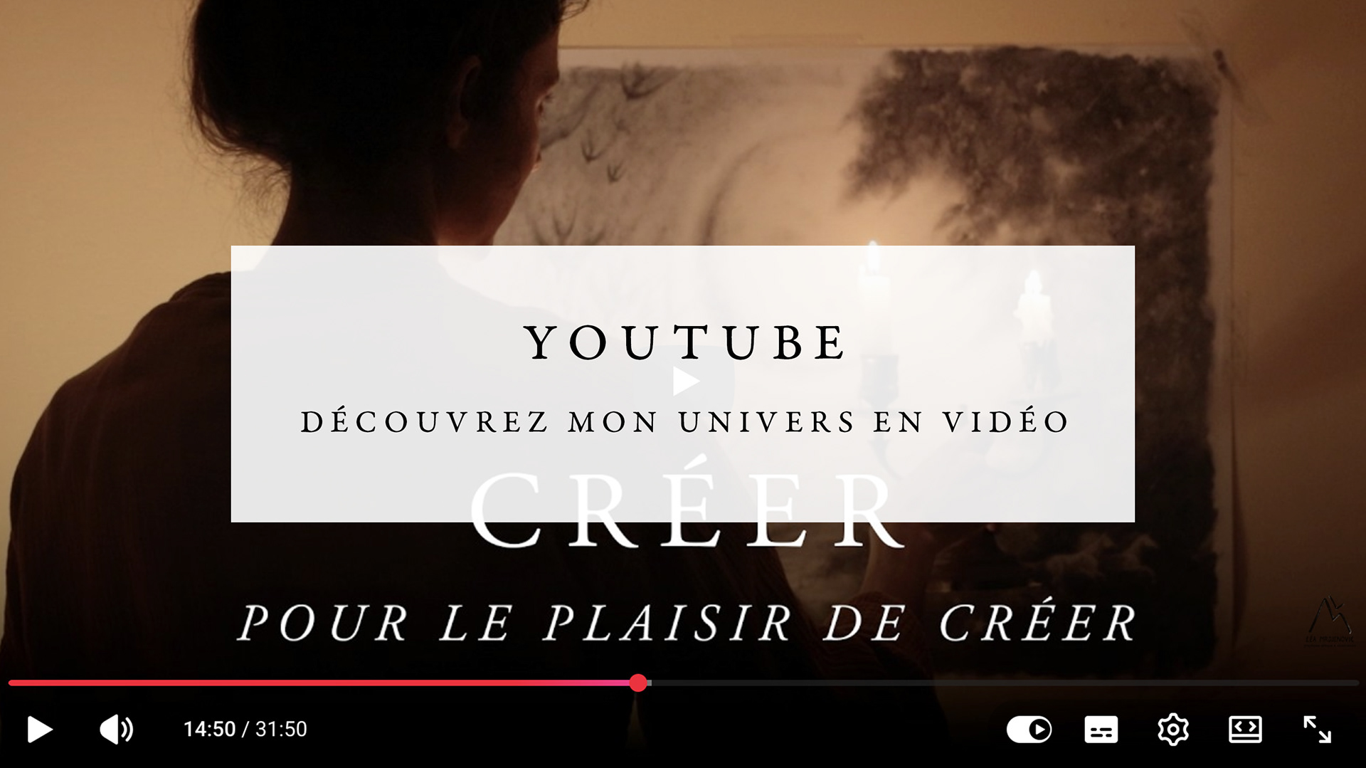 Chaine Youtube de Léa Mrdjenovic. Visuel de l'artiste devant un dessin au fusain dans son atelier.