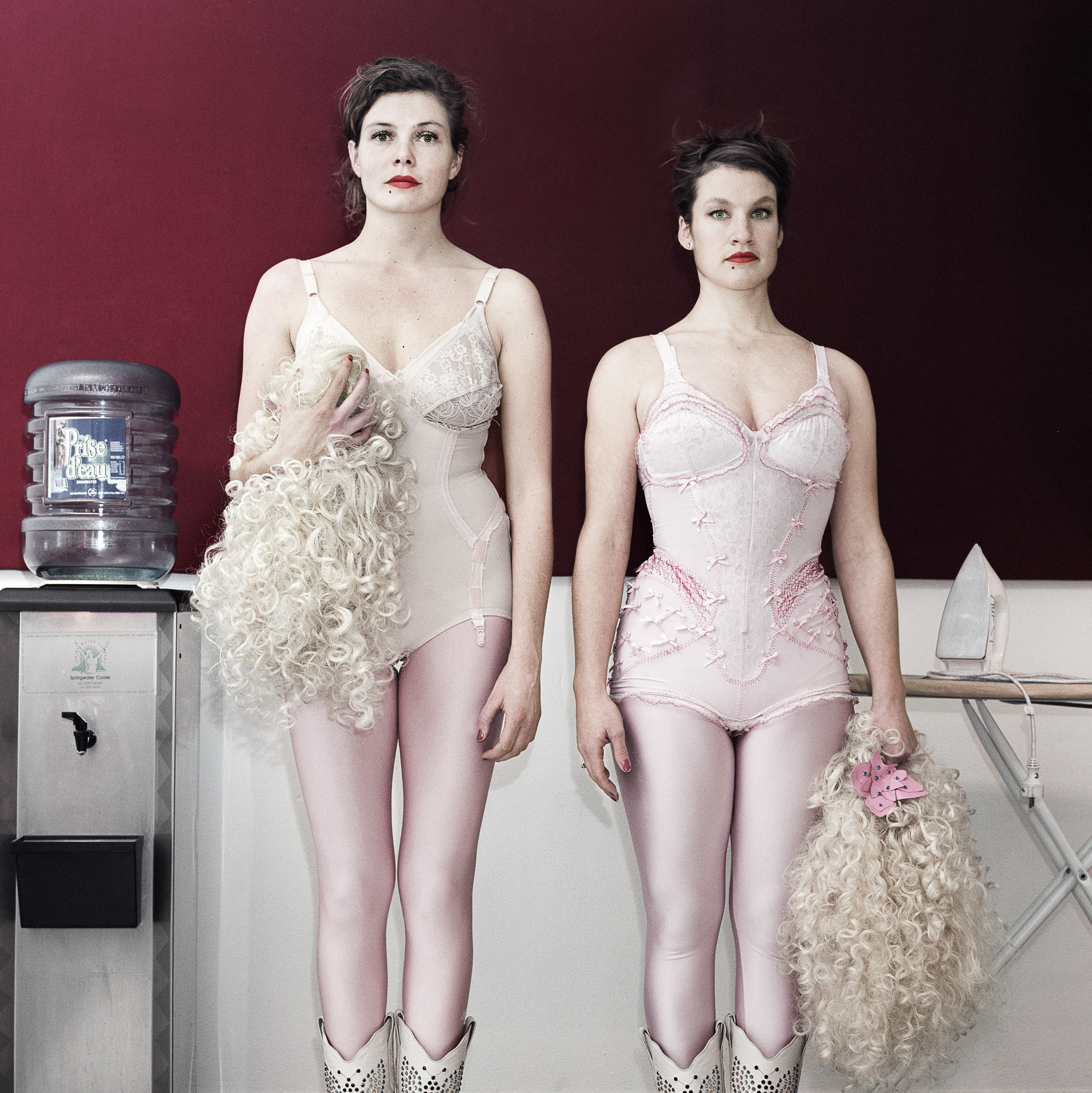Annemarie Slotboom: Dolly Twins Paradox - A Dolly Parton tribute and a wig. Commissioned portrait by De Volkskrant