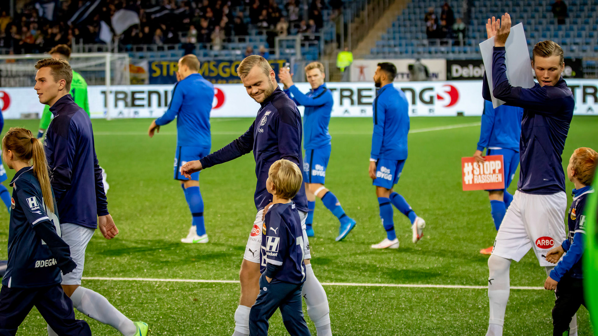 Herman Stengel går ut sammen med ung supporter
