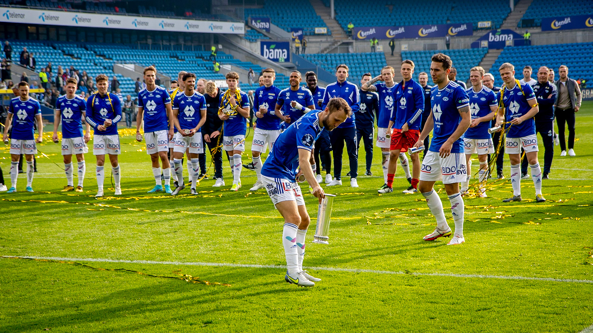 Pokalen plasseres i front av feiringen