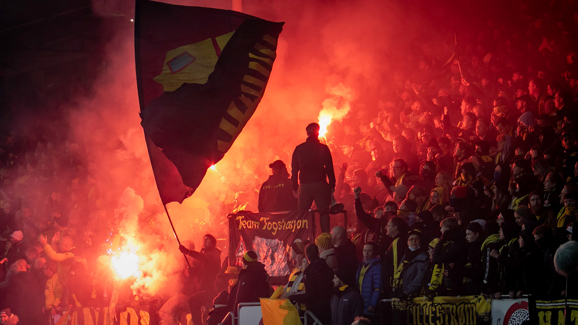 Kanarifansen med Team Togstasjonen i front