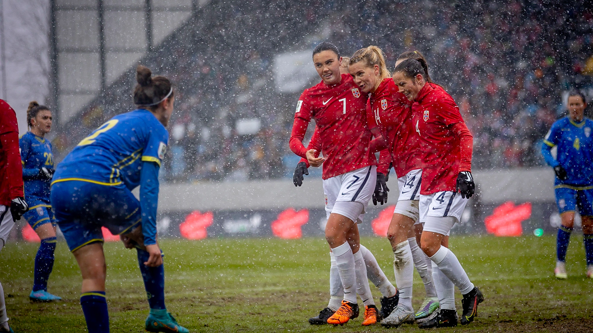 Ingrid Syrstad Engen, Ada Hegerberg og Tuva Hansen feirer