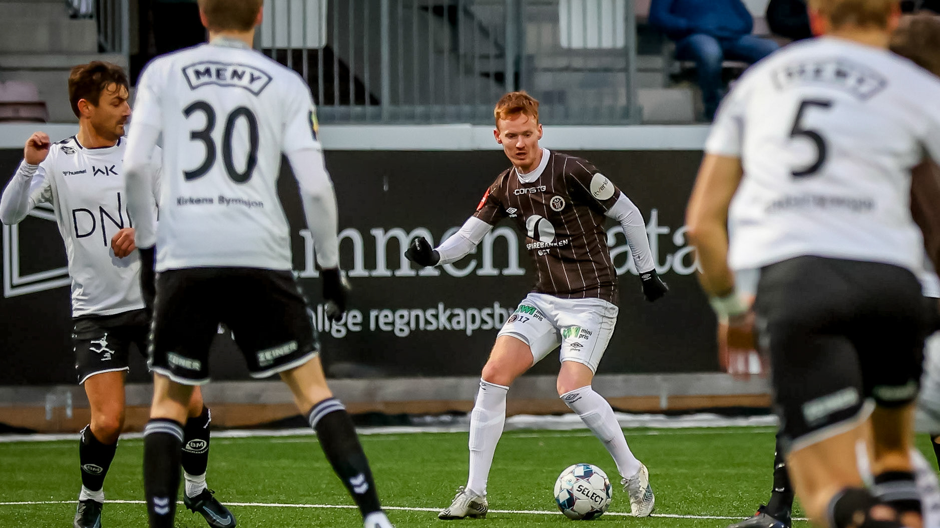 Martin Rønning Ovenstad omringet av FK Eik Tønsberg