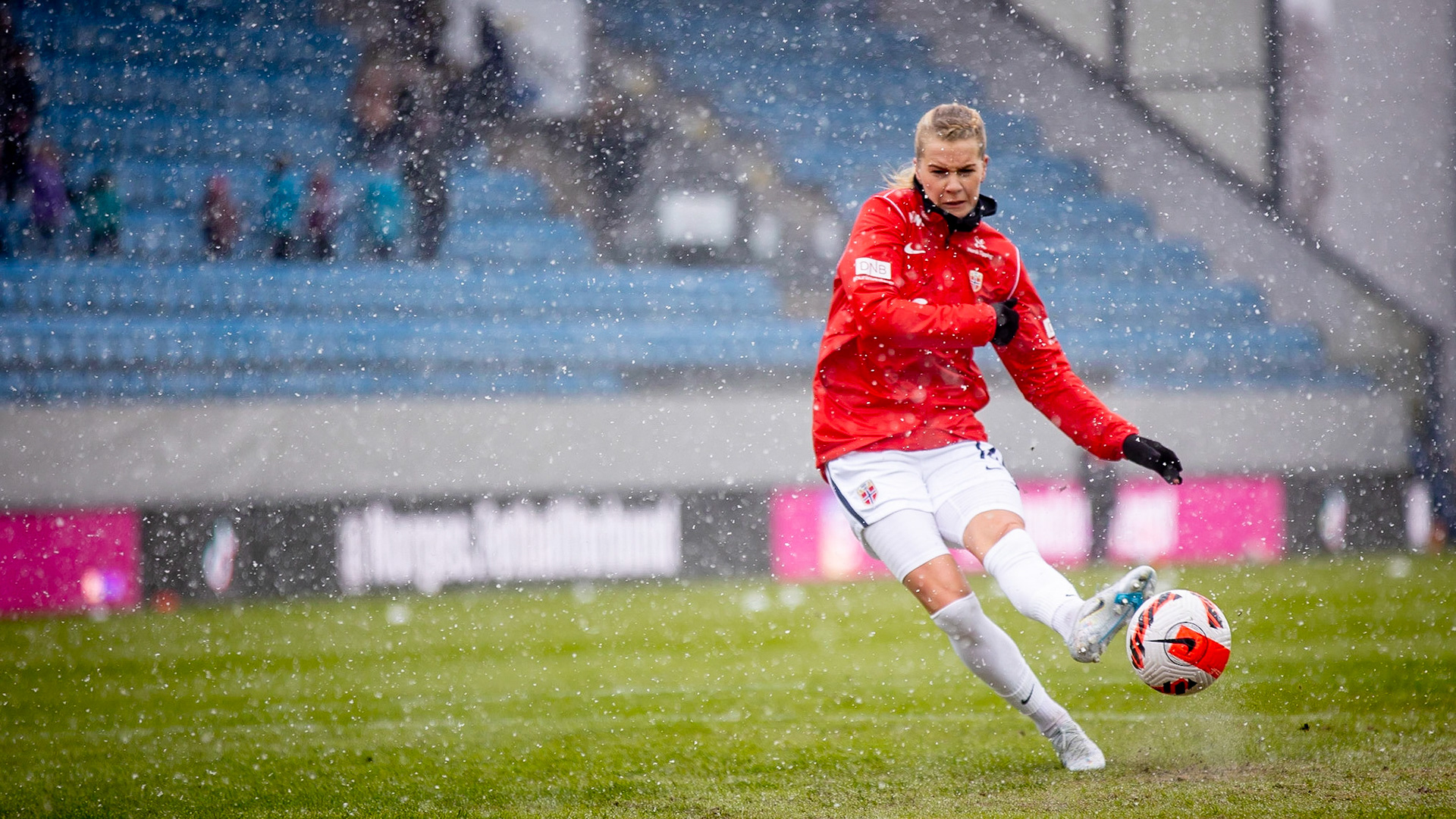 Ada Hegerberg varmer opp skuddfoten i snøværet