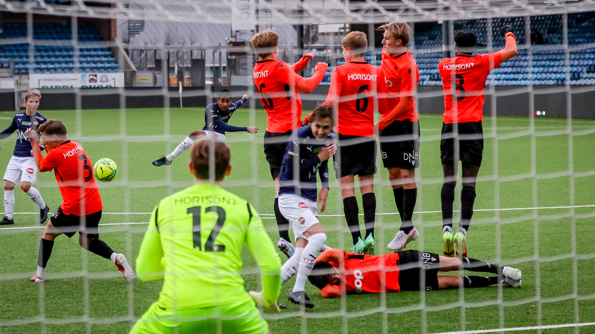 Kirat Singh Mann prøver seg med et frispark