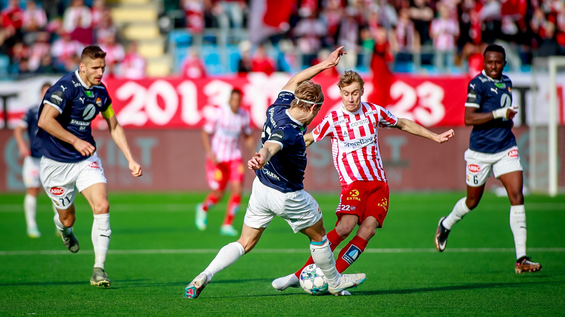 Tromsøs Sakarias Opsahl stoppes av en Strømsgodet-spiller