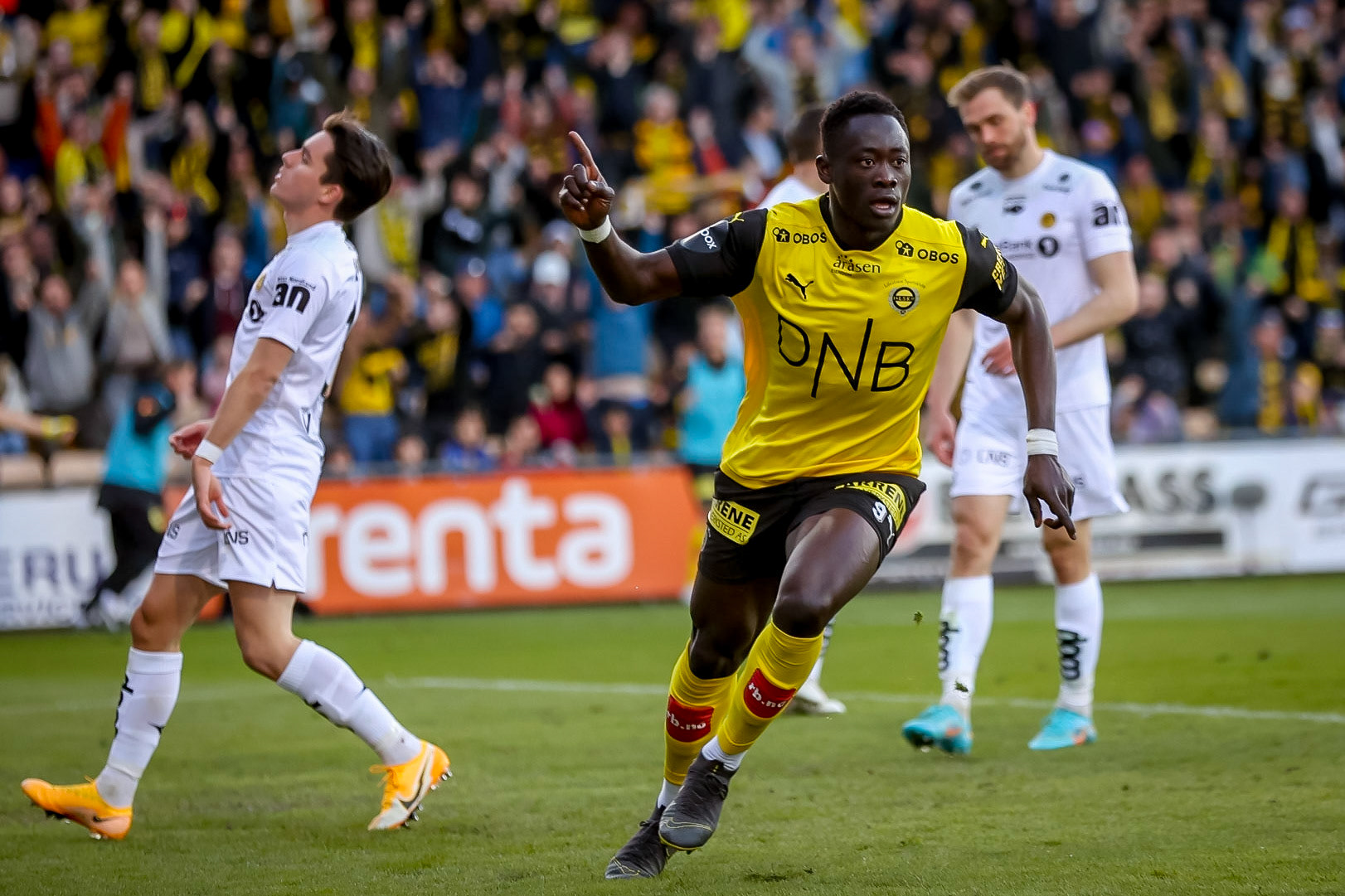 Akor Adams jubler for scoringen som gav 1-1 på Åråsen