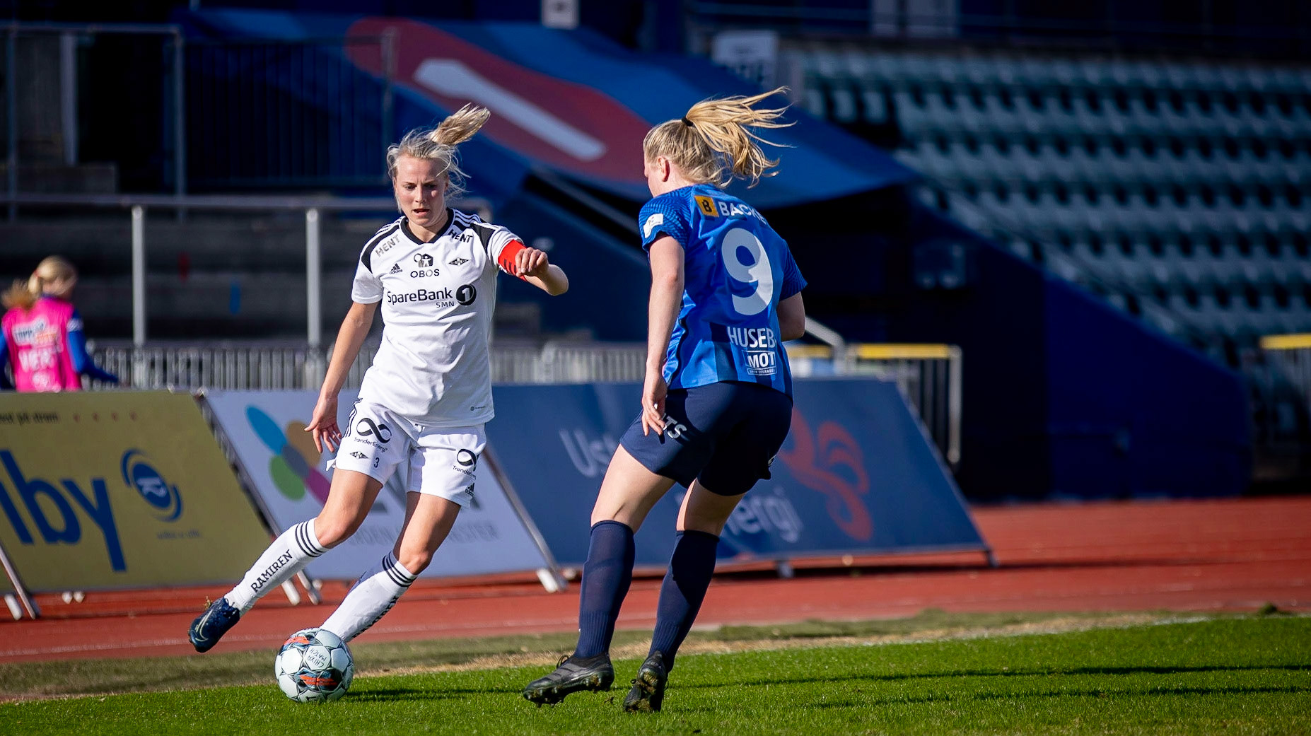 Rosenborgs kaptein Mali Lilleås Næss i duell med Linn Huseby fra Stabæk