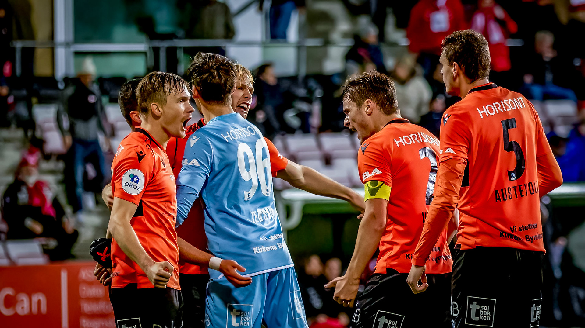 Kaptein Martin Uealand jubler med sine lagkamerater