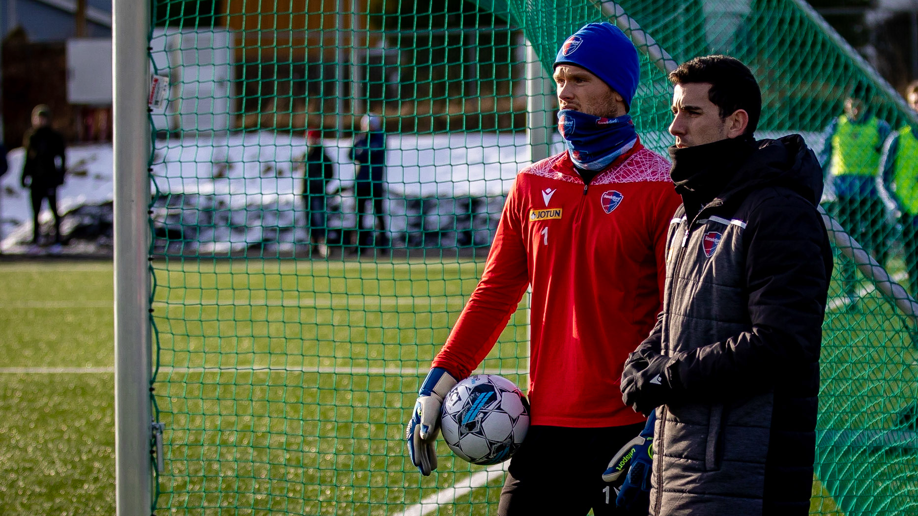 Jacob Storevik med keepertreneren til Sandefjord